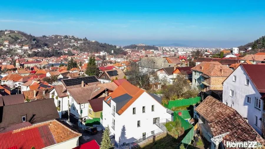 Casă cu 7 camere cu Teren 601 Mp în Schei