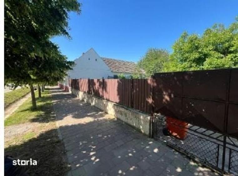 Casă cu 2 camere cu Teren 1178 Mp în Central