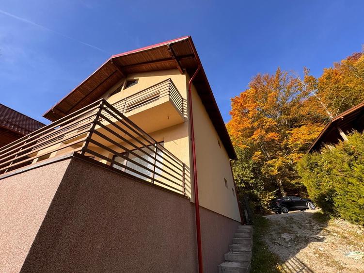 Casă individuală cu 4 camere cu Garaj în Furnica