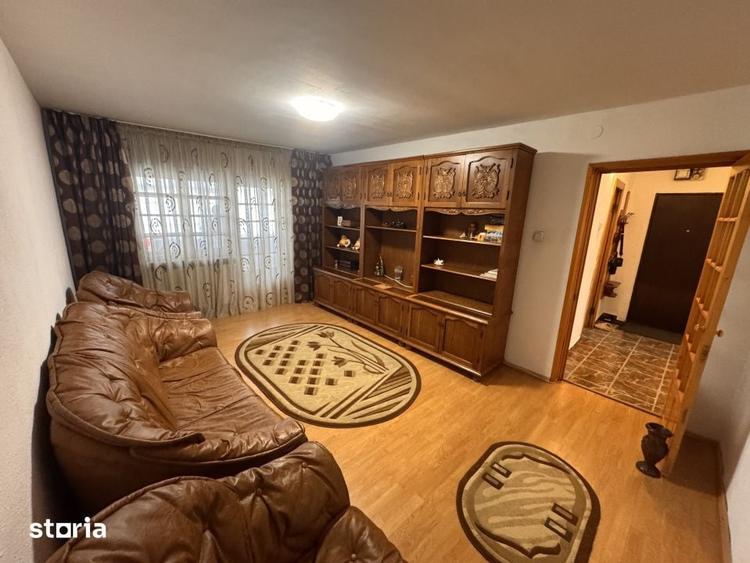 Apartament cu 3 camere decomandat în Craiovița Nouă