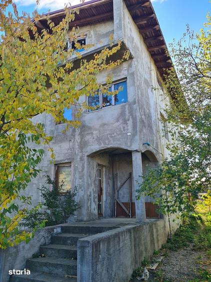 Casă cu 7 camere cu Teren 757 Mp în Central