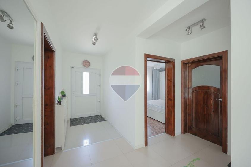 Casă individuală cu 4 camere cu Teren 418 Mp în Central