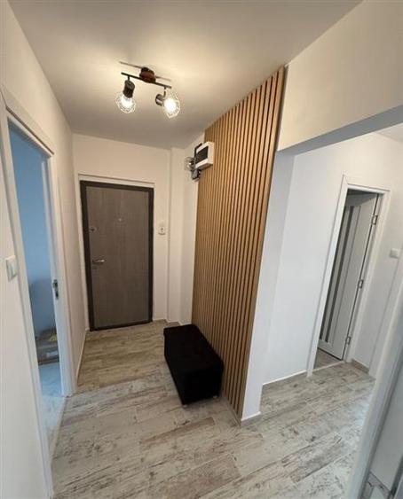 Apartament cu 3 camere decomandat în Tractorul
