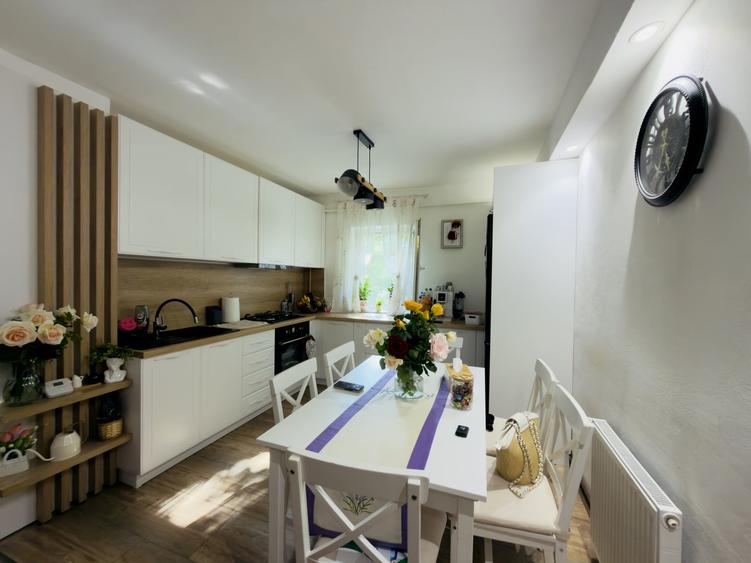 Apartament cu 3 camere decomandat, mobilat în Aradului