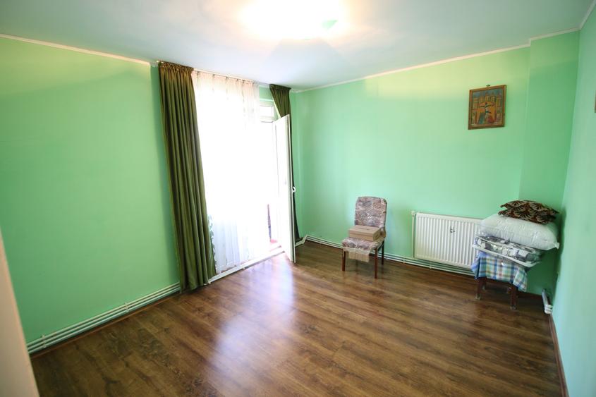 Apartament cu 3 camere semidecomandat în Micro 16