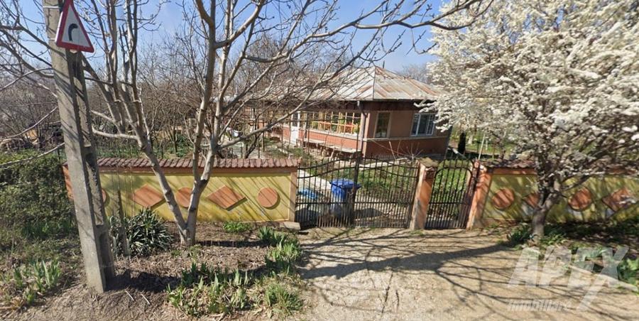 Casă individuală cu 4 camere cu Teren 2550 Mp în Central