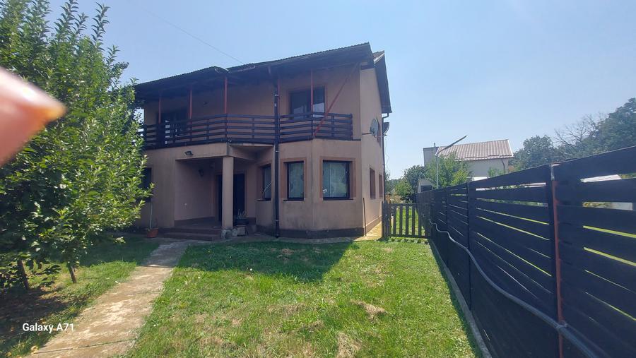 Casă individuală cu 10 camere cu Canalizare în Grădiștea