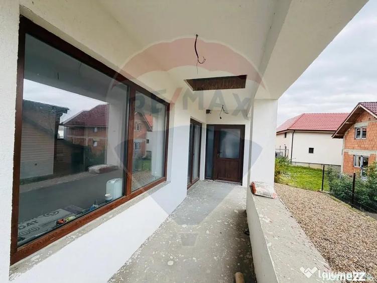 Casă cu 4 camere cu Teren 300 Mp în Betfia