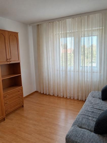 Apartament cu 3 camere semidecomandat în Central