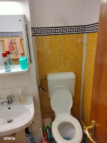 Apartament cu 3 camere semidecomandat în Tei