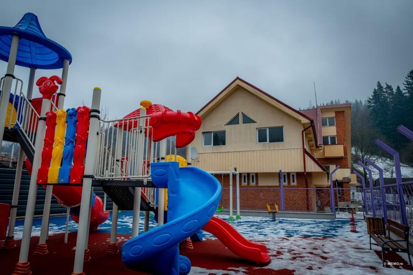 Casă individuală cu 20 camere cu Canalizare în Moinești