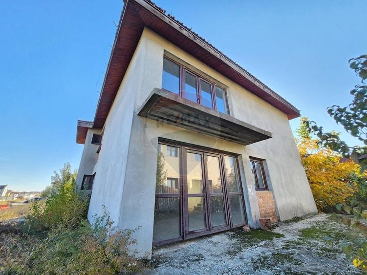 Casă individuală cu 5 camere cu Teren 446 Mp în Aviației