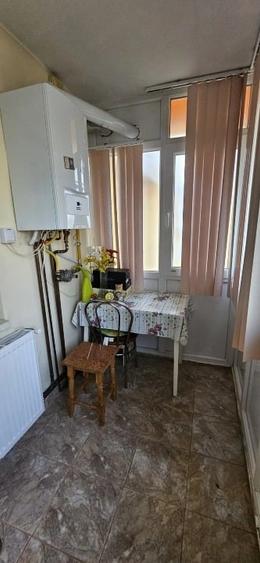 Apartament cu 3 camere decomandat, mobilat în Rovine