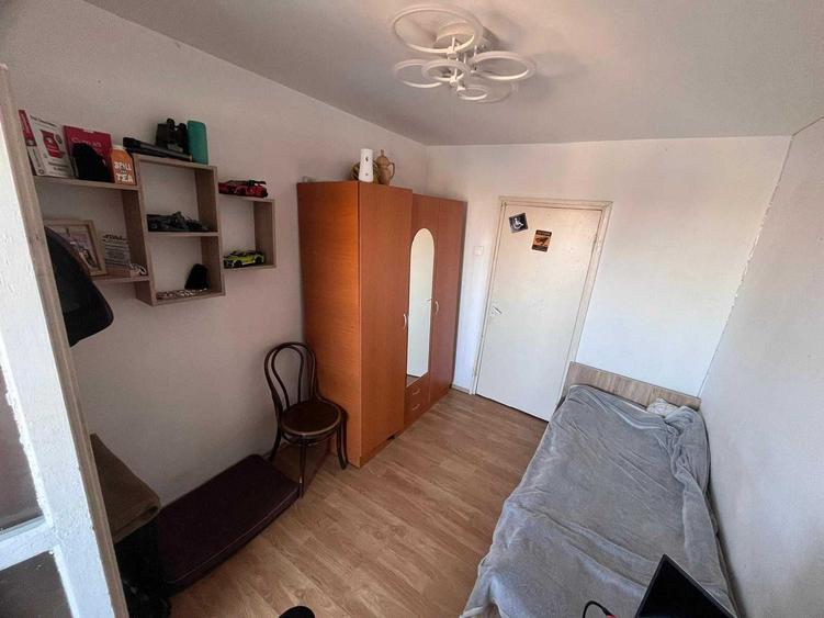 Apartament cu 3 camere decomandat în Calea București