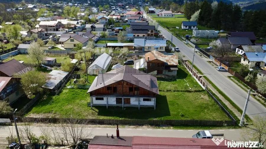 Casă cu 7 camere cu Teren 795 Mp în Năruja