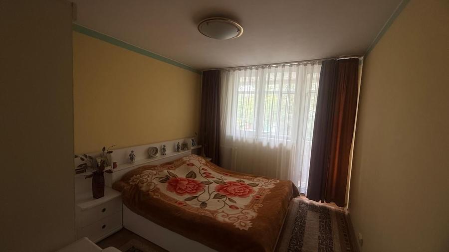 Apartament cu 3 camere semidecomandat în Ozana