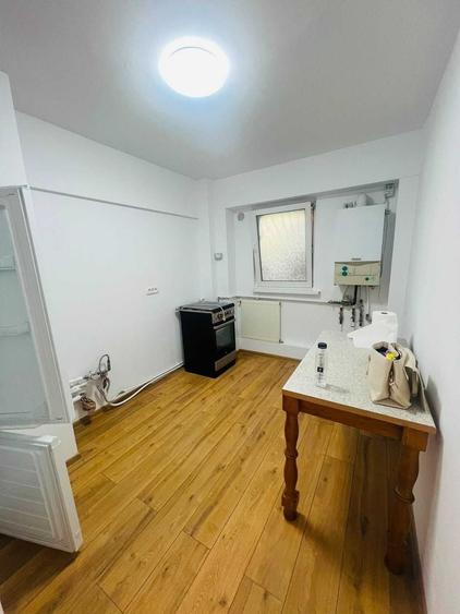 Apartament cu 4 camere decomandat în Tineretului