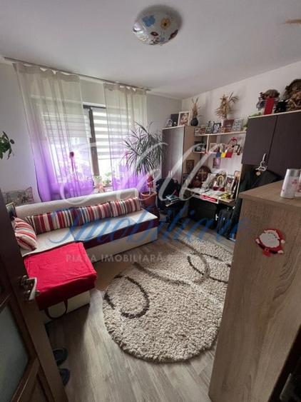 Apartament cu 3 camere semidecomandat, mobilat în Florești