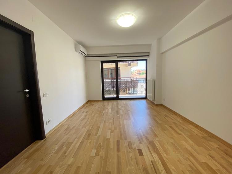 Apartament cu 3 camere semidecomandat în Aviatorilor