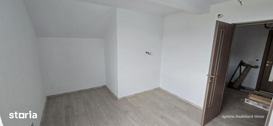 Casă cu 5 camere cu Teren 1000 Mp în Mihai Eminescu