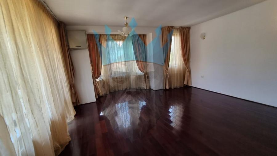 Casă individuală cu 7 camere cu Canalizare în Voluntari