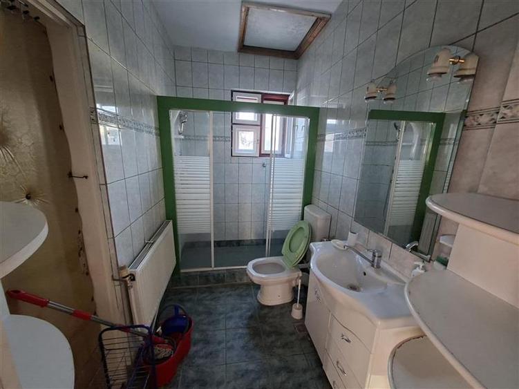 Casă individuală cu 5 camere cu Canalizare în Iris