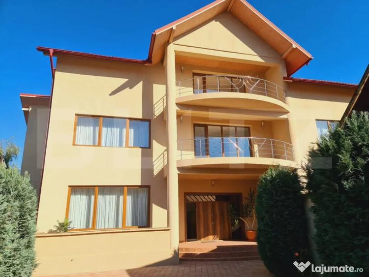 Casă cu 7 camere cu Teren 700 Mp în Central