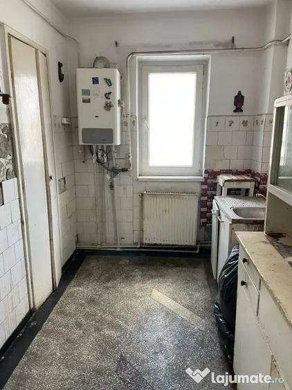 Apartament cu 3 camere semidecomandat în Central