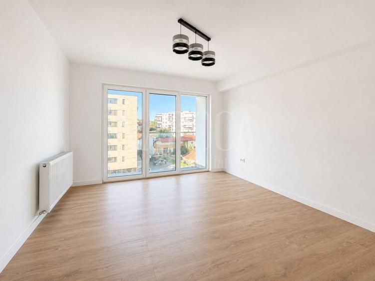 Apartament cu 4 camere semidecomandat în Dâmbul Rotund