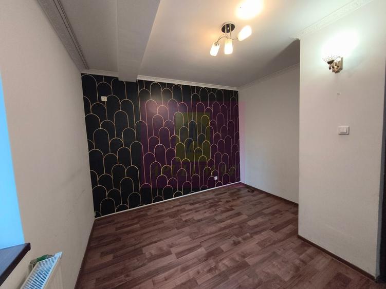 Casă individuală cu 7 camere cu Canalizare în Vitan Mall