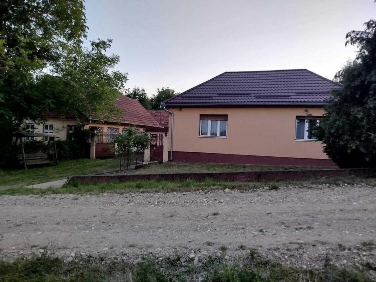 Casă cu 4 camere în Șinteu