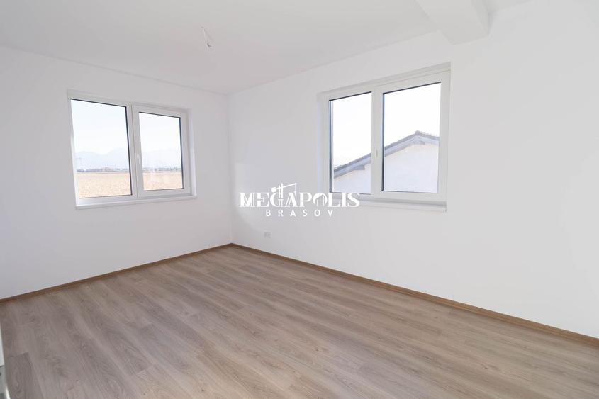 Duplex cu 4 camere cu Canalizare în Sânpetru