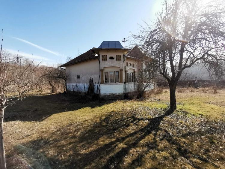 Casă cu 4 camere în Olanu