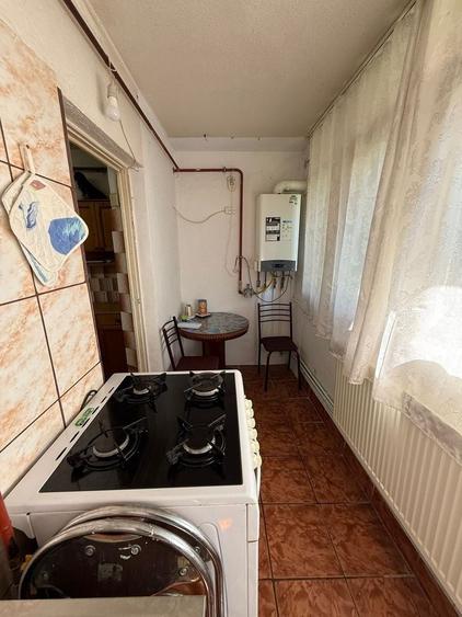 Apartament cu 3 camere semidecomandat în Rovine