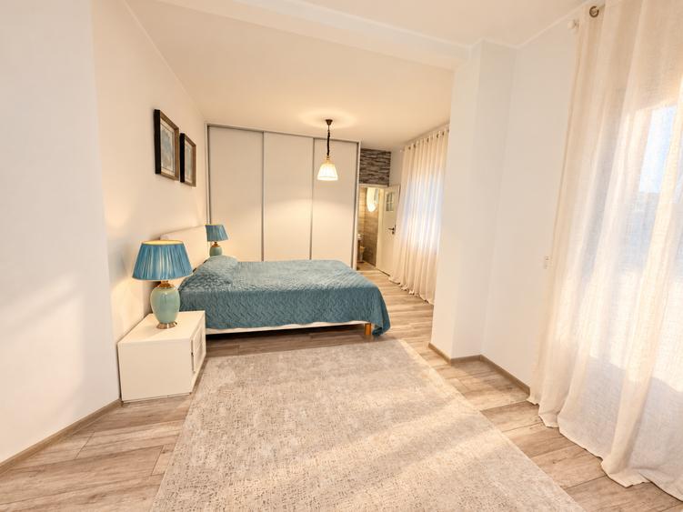 Apartament cu 4 camere semidecomandat în Universitate