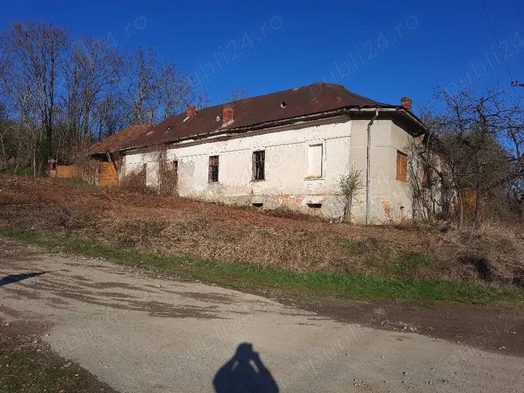 Casă cu 10 camere cu Teren 12000 Mp în Zgribești