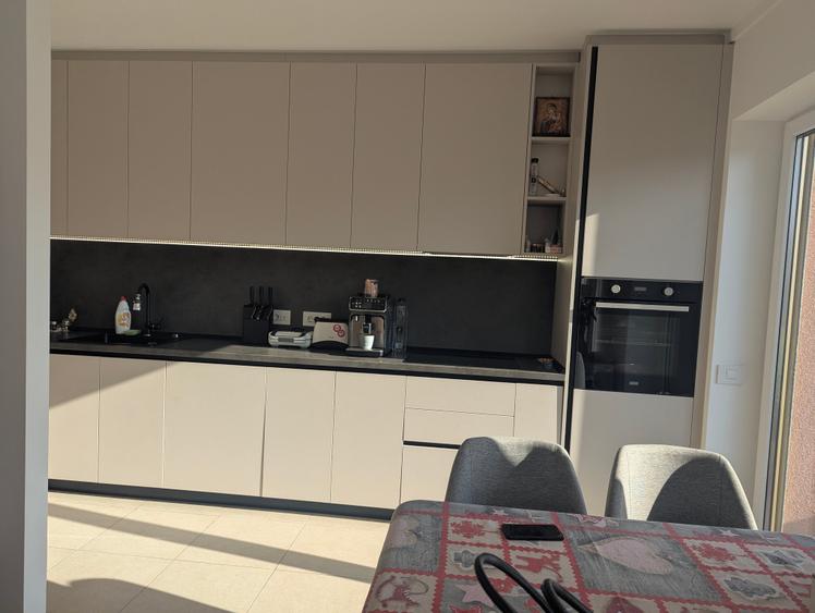 Apartament cu 3 camere decomandat în Jiului