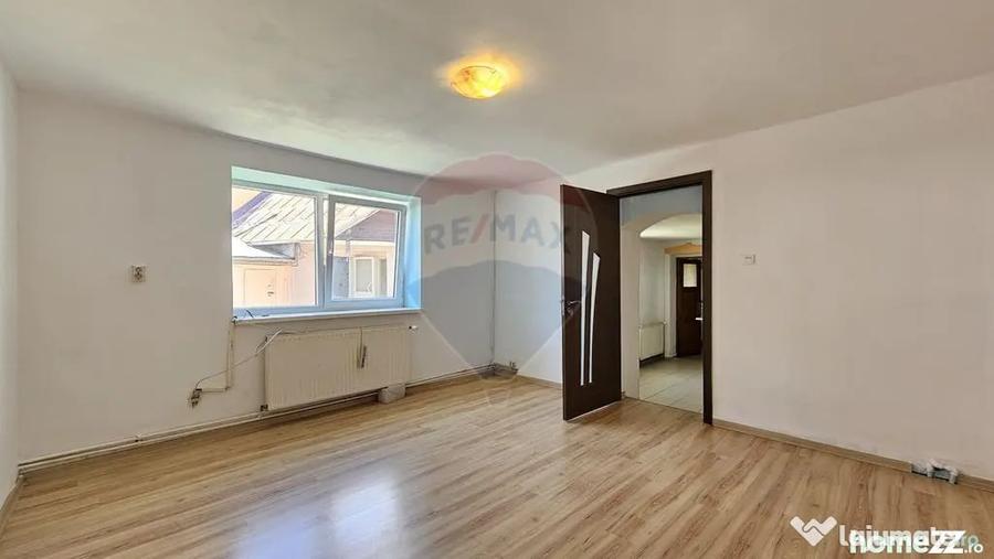 Casă cu 7 camere cu Teren 1151 Mp în Central