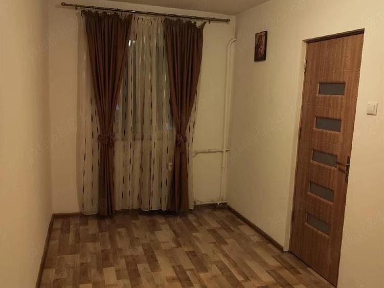 Apartament cu 2 camere semidecomandat în Craiovița Nouă