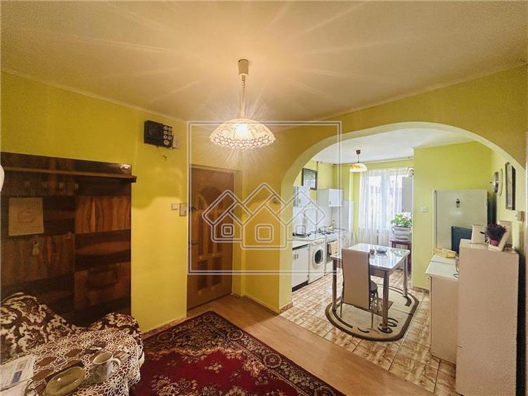 Apartament cu 3 camere decomandat în Mihai Viteazul