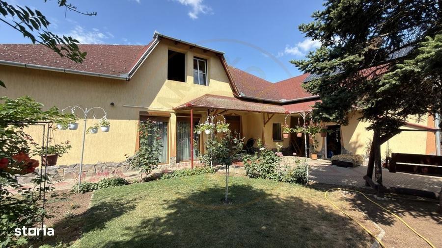 Casă cu 4 camere decomandat în Central