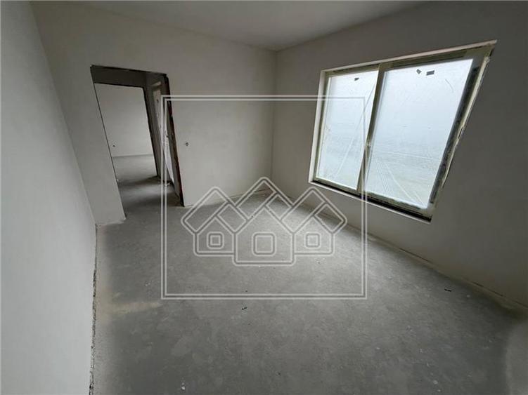 Duplex cu 4 camere cu Canalizare în Șura Mică
