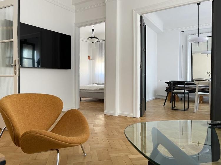 Apartament cu 3 camere decomandat, mobilat în P-ța Romană