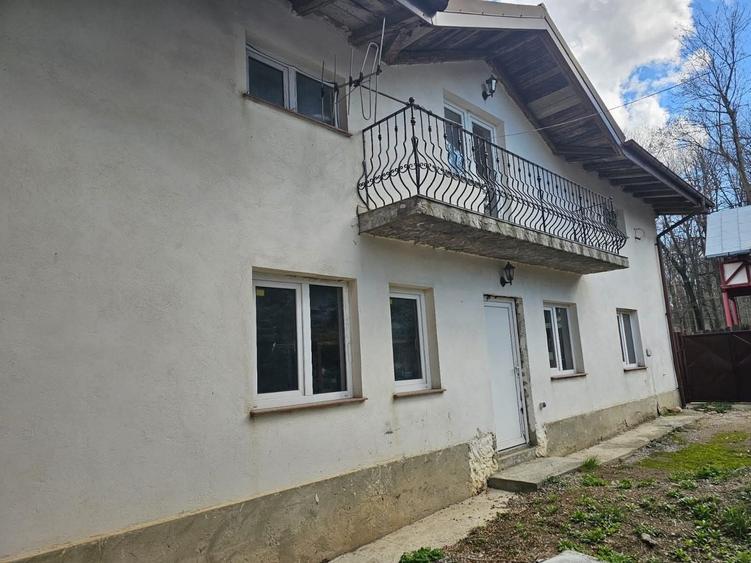 Casă cu 4 camere în Păun