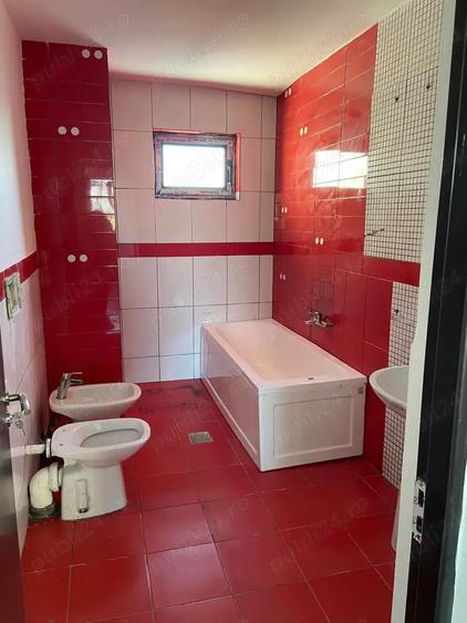 Casă cu 5 camere în Bucșani