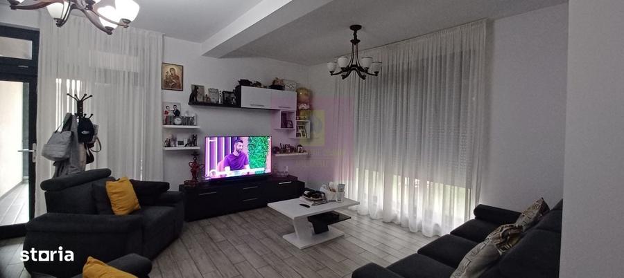 Casă cu 4 camere în Săbăreni