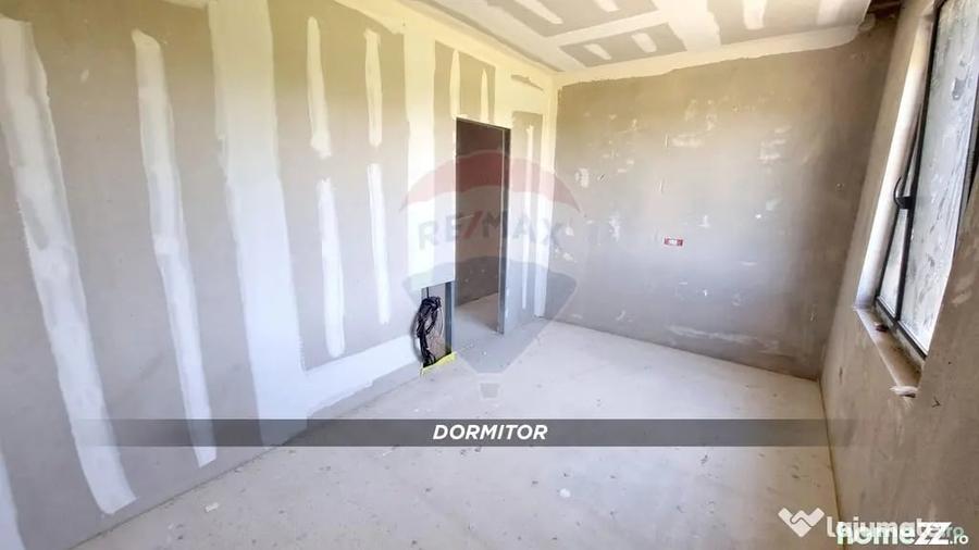 Casă cu 5 camere cu Teren 900 Mp în Mocira