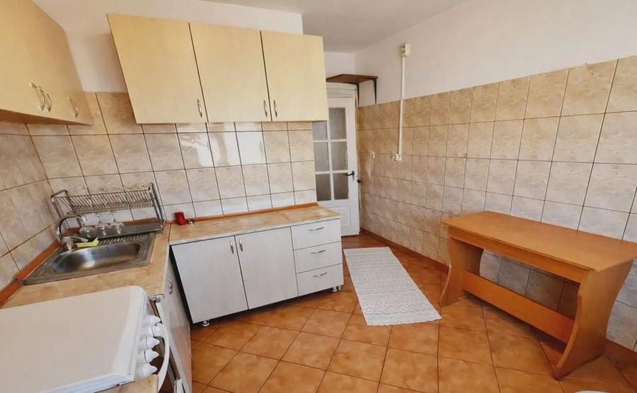 Apartament cu 3 camere semidecomandat, mobilat în Tineretului