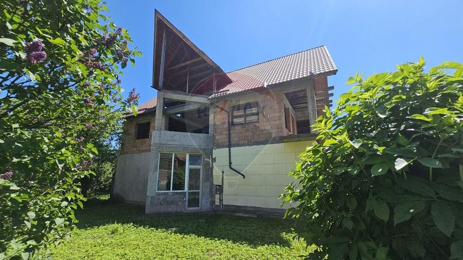 Casă individuală cu 7 camere cu Teren 1151 Mp în Central