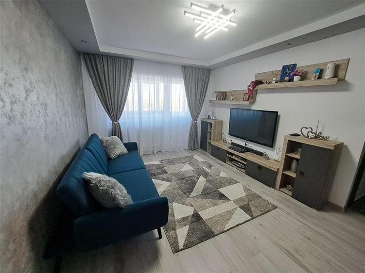 Apartament cu 3 camere decomandat în Apollo